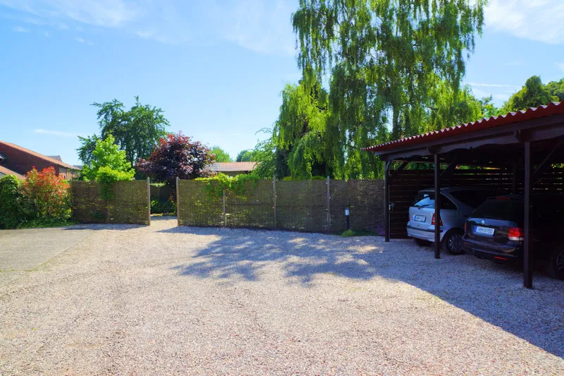 Stellplätze und Carport
