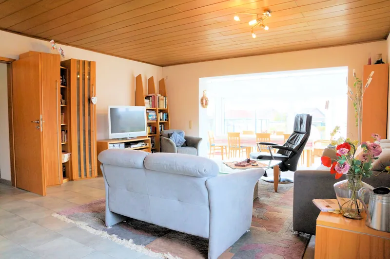 Wohnzimmer mit Blick in den Wintergarten