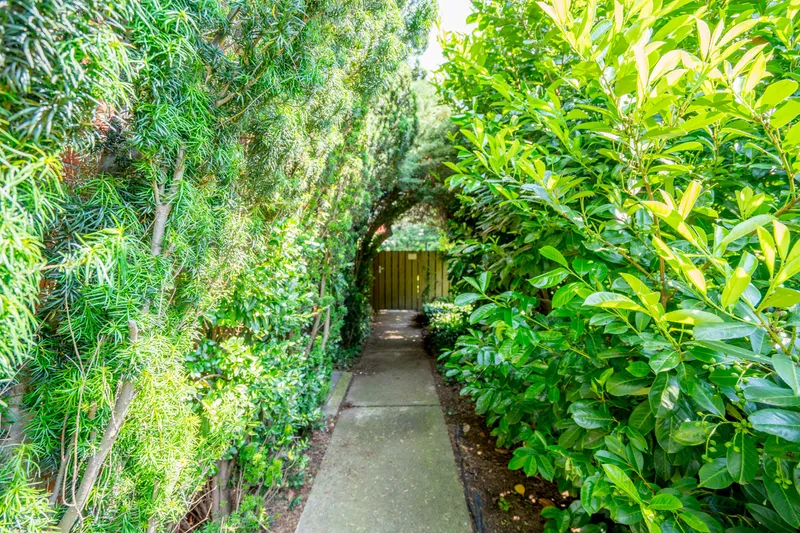 Durchgang neben dem Haus