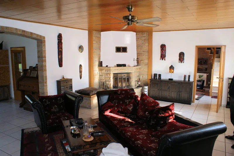 Wohnzimmer mit Kamin