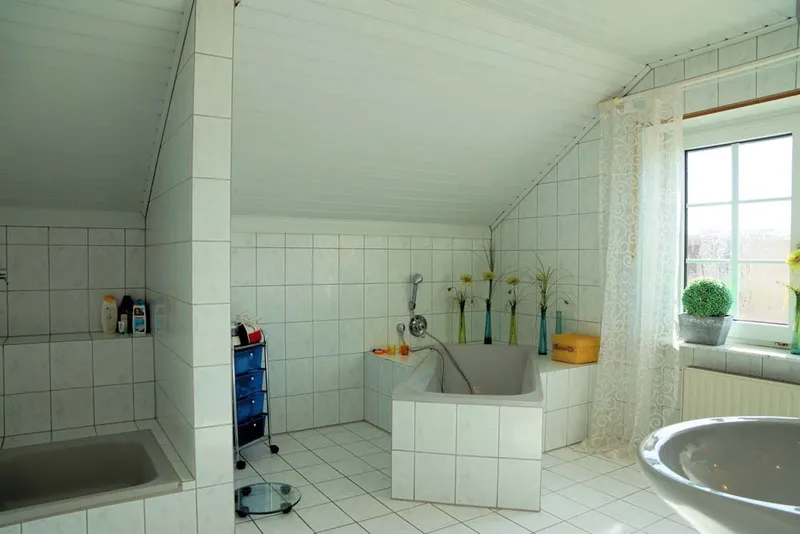 Badezimmer mit Dusche und Wanne