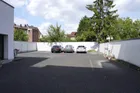 Hof mit Stellplätzen