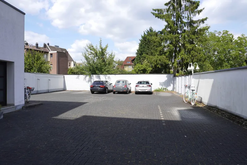 Hof mit Stellplätzen