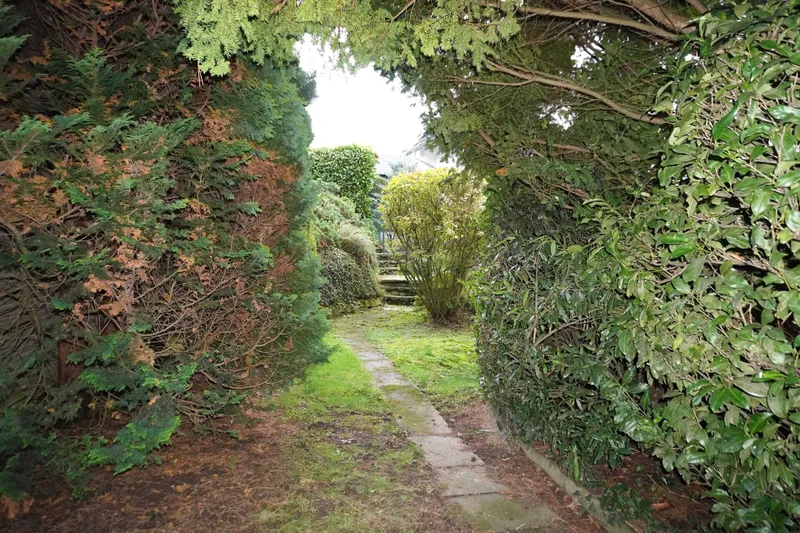 Gartenoase seitlich am Haus