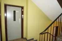 Treppenhaus mit Aufzug 1