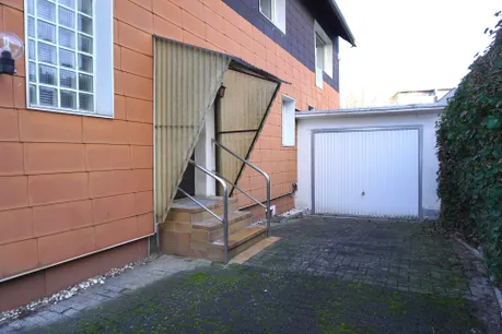 Hauseingang & Garage
