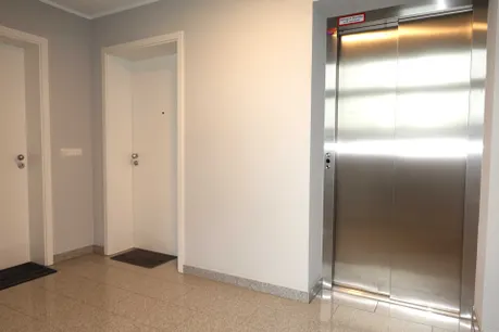 Treppenhaus mit Aufzug