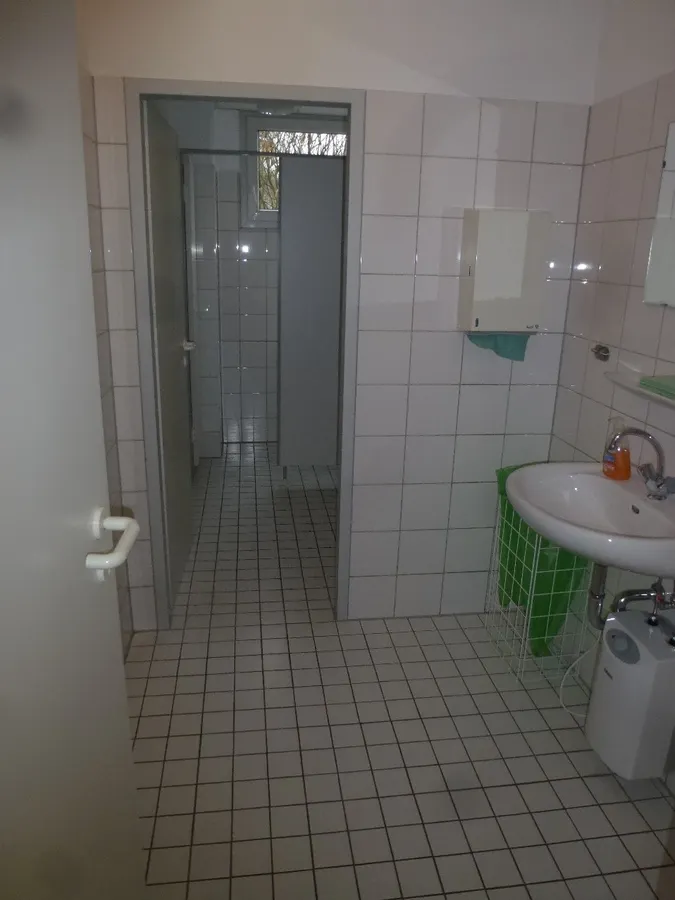 Getrennte Damen und Herren WC Anlagen mit Tageslicht