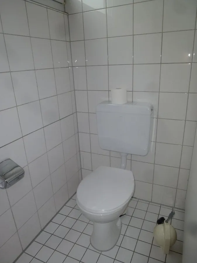 Getrennte Damen und Herren WC Anlagen mit Tageslicht