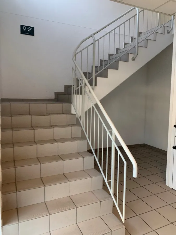gepflegtes Treppenhaus Zugang zur Mietfläche