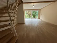 Wohnbereich mit Ausblick in den Garten