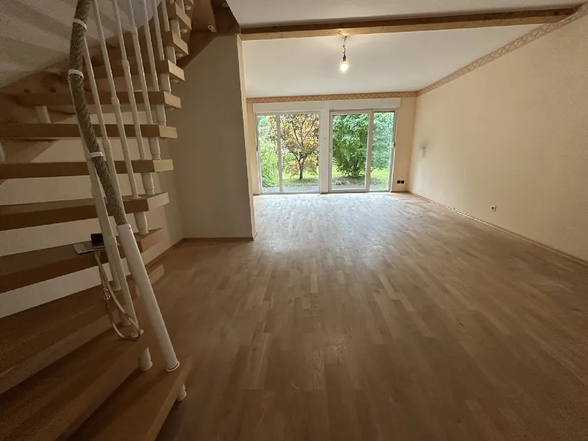 Wohnbereich mit Ausblick in den Garten