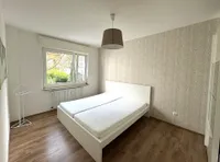 Schlafzimmer mit Bett und Schrank