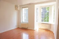 helles Wohnzimmer mit Erker