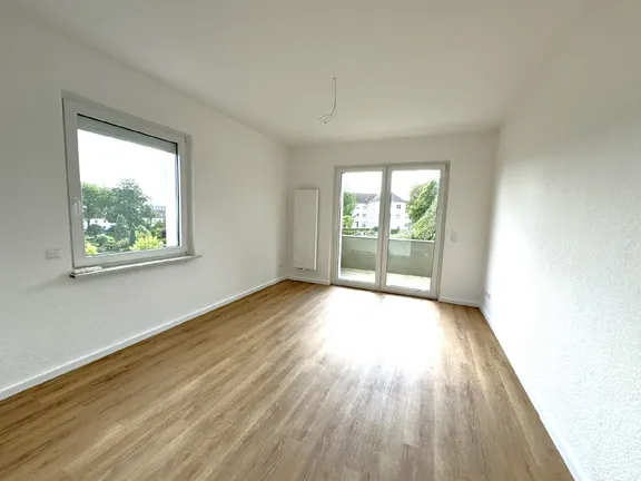 Wohnzimmer mit Balkon