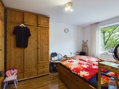 geräumiges Schlafzimmer