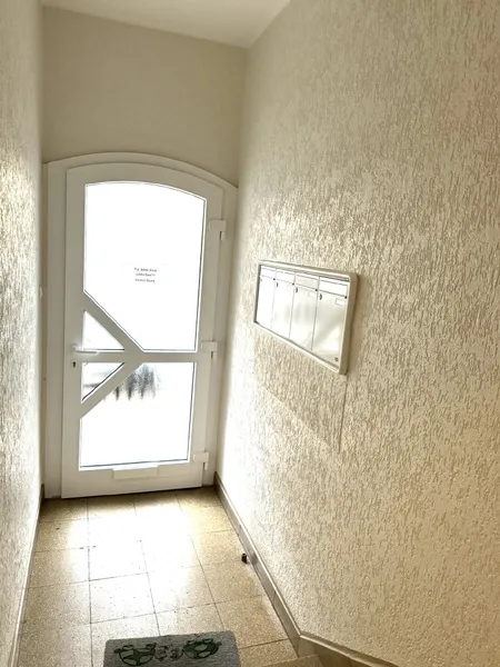 Haustür- und Briefkastenanlage