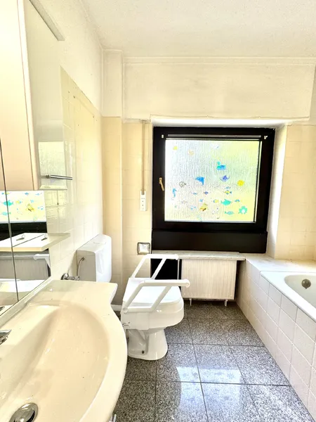 Tageslichtbad mit Badewanne