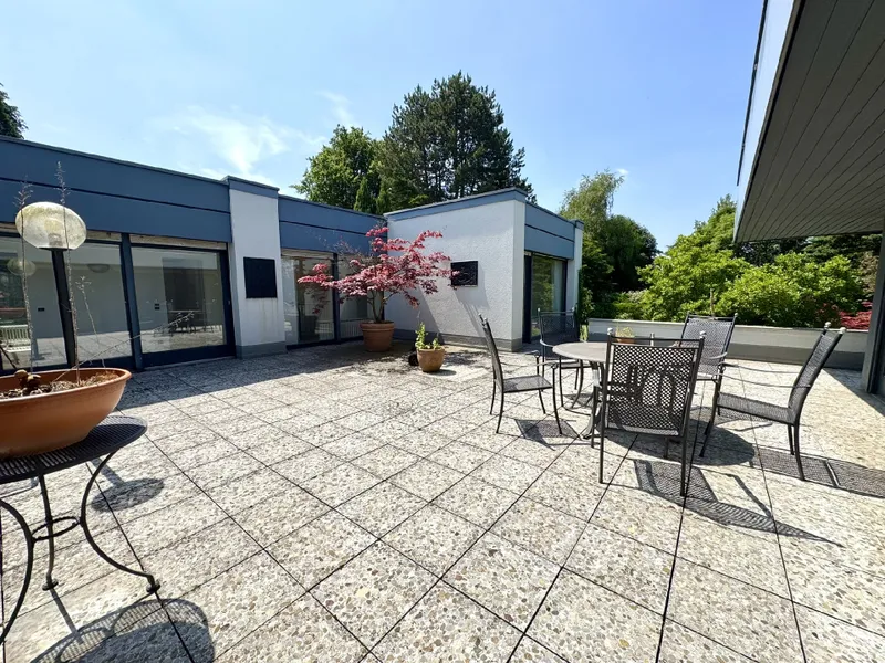 nicht einsehbare Atriumterrasse