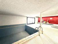 Schwimmhalle mit Gartenzugang