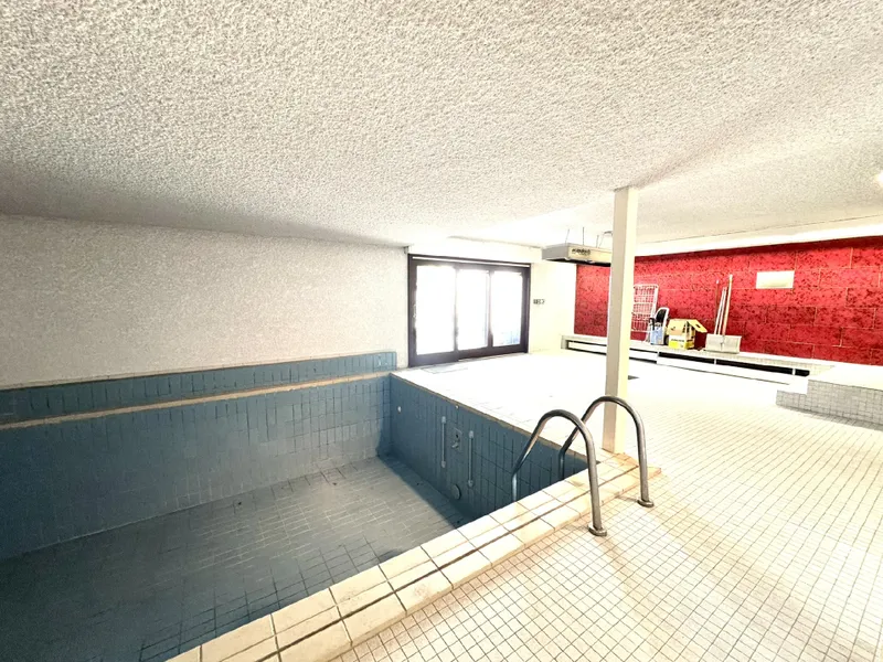 Schwimmhalle mit Gartenzugang