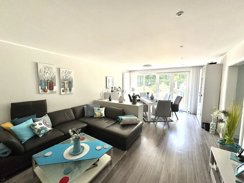 großzügiges Wohnzimmer