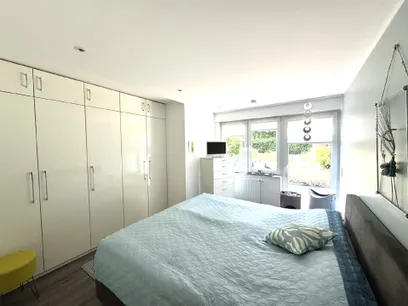 Schlafzimmer mit Einbauschrank