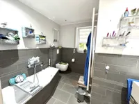 schickes Bad mit Badewanne...