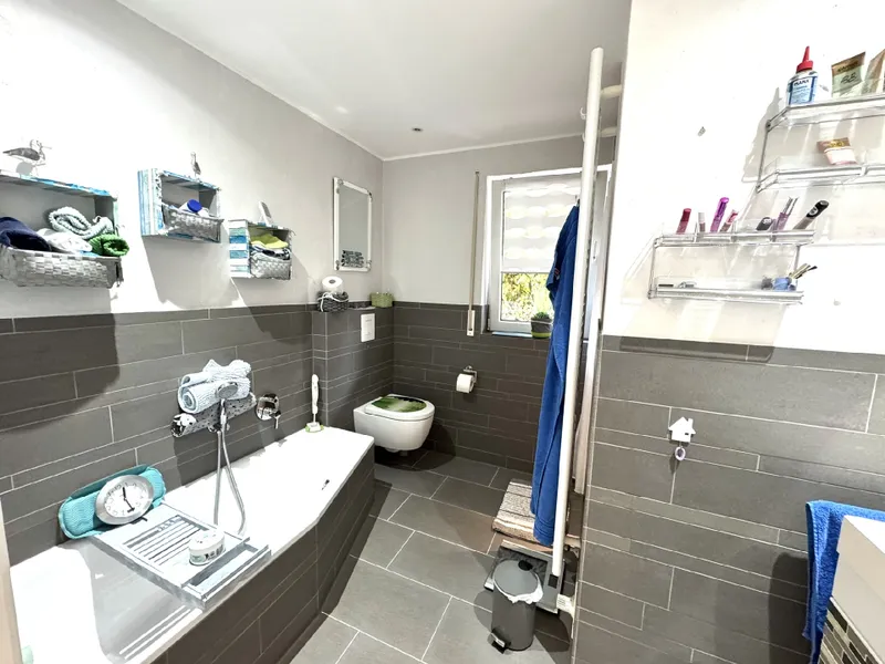 schickes Bad mit Badewanne...