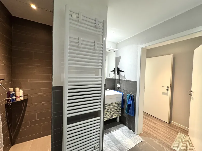 ...und bodentiefer Dusche