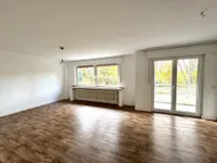 großzügiges Wohnzimmer