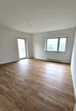 großes Wohnzimmer mit Balkonzugang