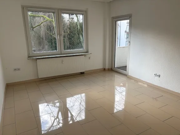 Wohnzimmer mit Balkonzugang