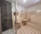 Badezimmer mit Wanne und Dusche
