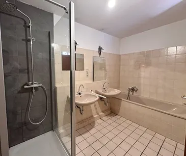 Badezimmer mit Wanne und Dusche