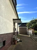 Zugang zum Haus und Garage