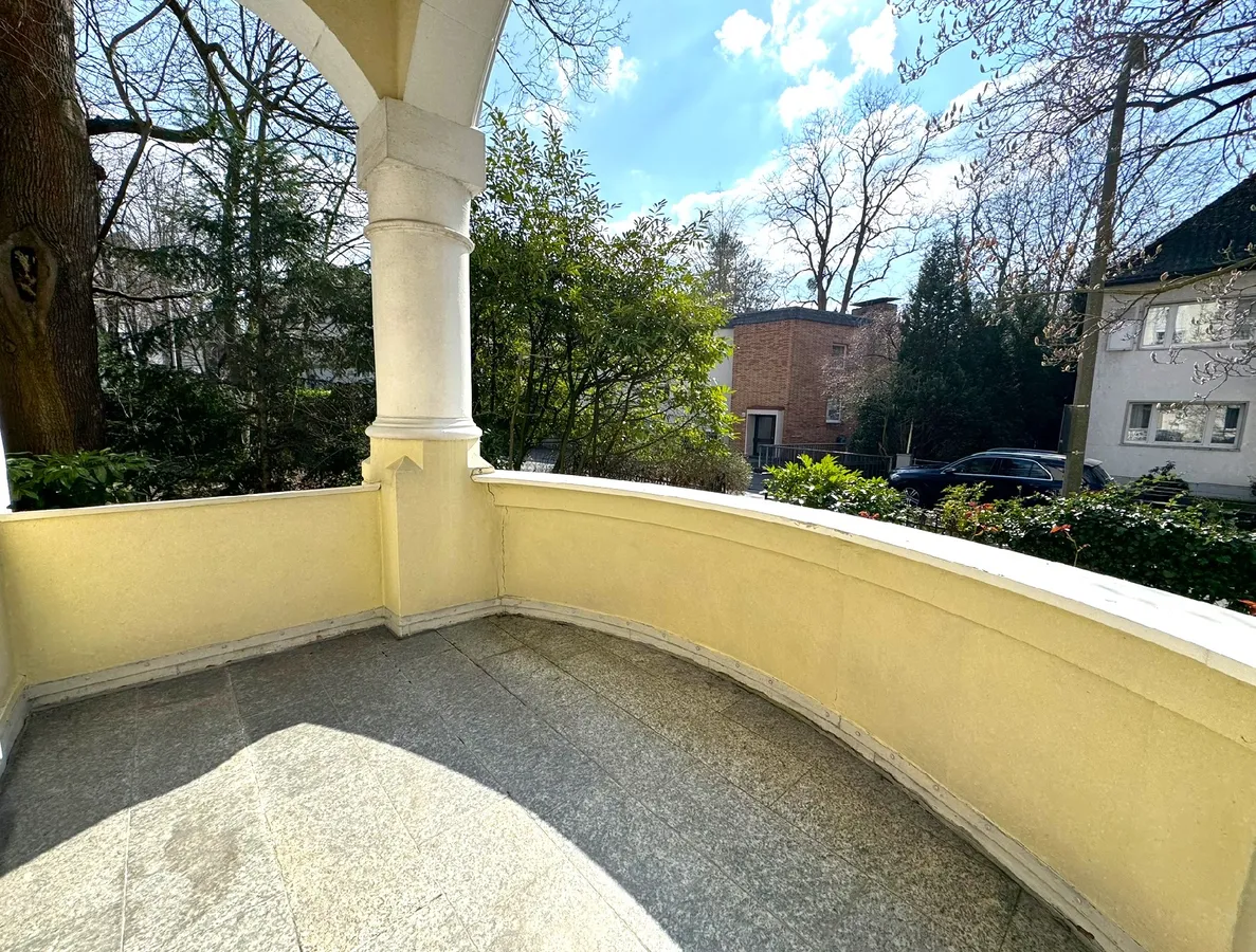 ...mit Loggia zur Straße