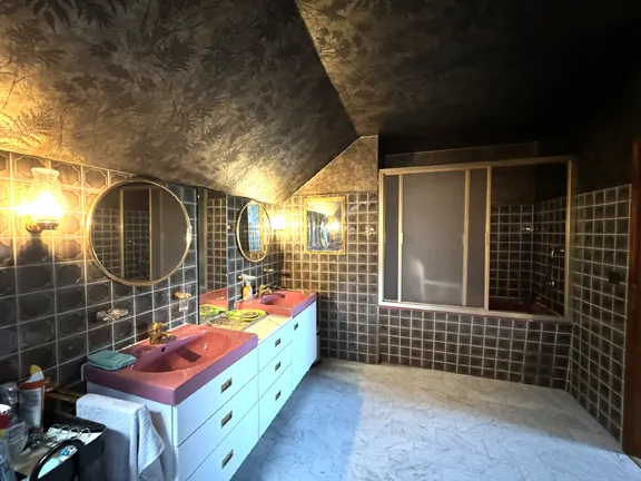Badezimmer mit Badewanne...
