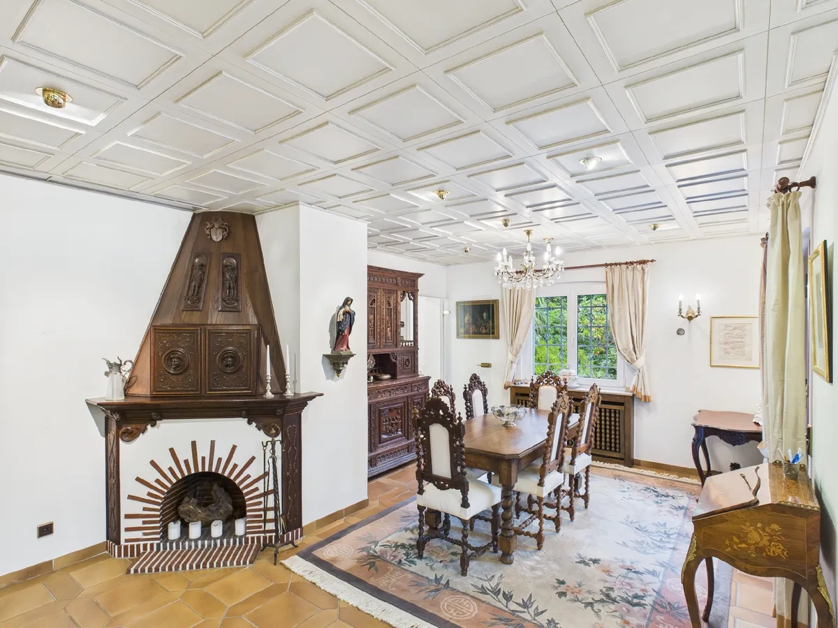 Essbereich mit offenem Kamin