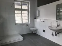 Bad mit Fenster und großer Raumdusche