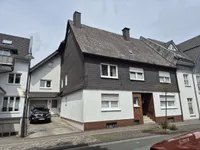 Ansicht mit Garage