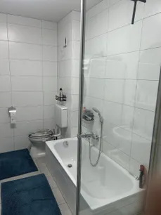 Bad mit Wanne u. Dusche