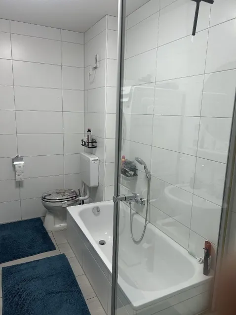 Bad mit Wanne u. Dusche