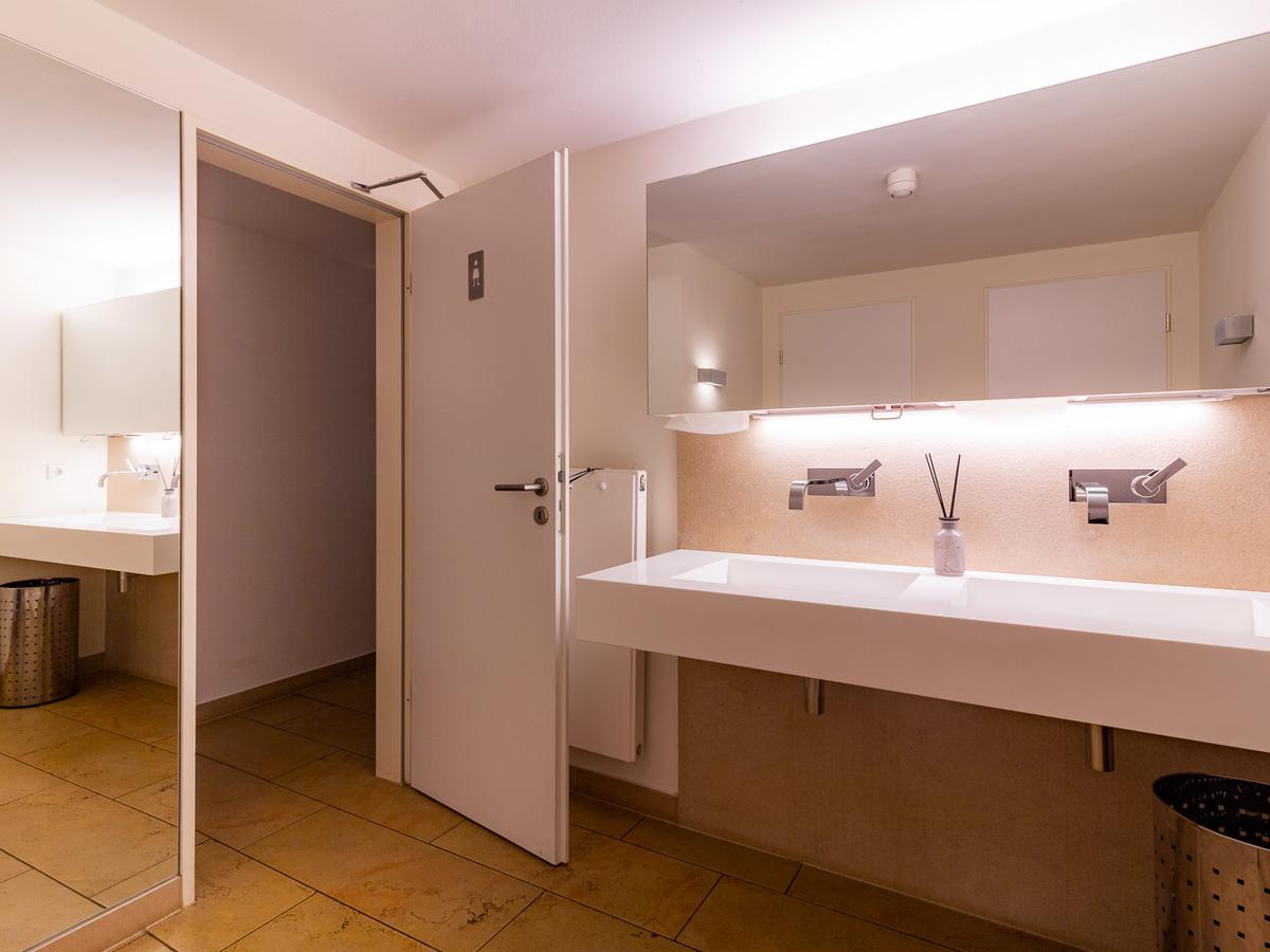 Hochmodern, großzügig und elegant: die sanierten Waschräume für Ihre Gäste im Kellergeschoss.