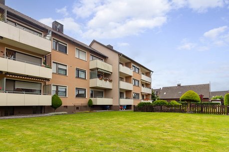 Blick auf die idyllischen Grünanlagen und den ruhigen Balkon der Wohnung