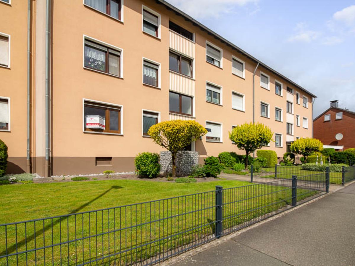 Das charmante Mehrfamilienhaus aus dem Jahr 1967 besticht durch seine zeitlose Architektur