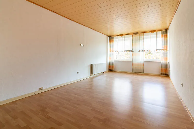 Ob eine große Wohnlandschaft oder eine kleine Sofa-Ecke - gemütliche Abende mit der Familie sind in diesem Wohnzimmer im 1.Obergeschoss garantiert!