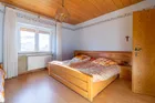 Hell und mit reichlich Platz – das Schlafzimmer im Obergeschoss.
