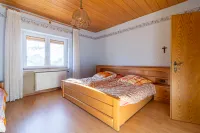Hell und mit reichlich Platz – das Schlafzimmer im Obergeschoss.