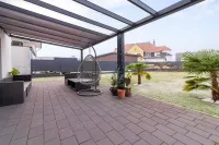  Überdachte Terrasse mit Blick in den Garten, ideal für entspannte Stunden.